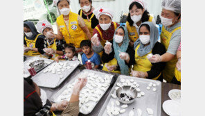 아프간 특별기여자 가족들 “송편 빚기 재밌어요”