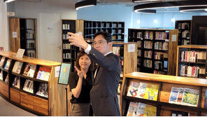 이재용 ‘폴더블 대중화’ 지원사격…셀카 찍고 “‘이 기능’ 때문에 잘 팔려요”