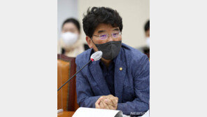 경찰, ‘성추행 의혹’ 박완주 무소속 의원 소환 조사