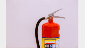 8층서 떨어진 소화기에 고교생 중상…범인은 초등학생