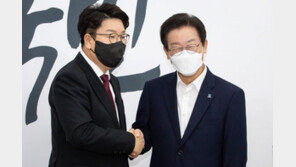 권성동-이재명 상견례…종부세·내년 예산 두고 팽팽한 ‘기싸움’