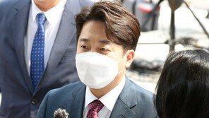 이준석 “친이·친박 몰락 보고도 절대반지 탐나나”