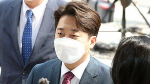 사퇴론 일축한 이준석 “윤핵관 욕심이 당을 구렁텅이로”