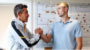 황희찬 경쟁자 또 늘었다…울버햄튼, 2m 장신 공격수 칼리아지치 영입