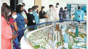 2030 부산세계박람회 북항 모형 보는 세네갈 시찰단