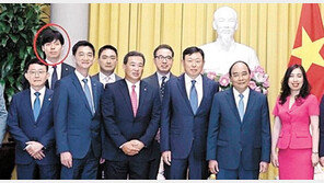 신동빈 베트남 출장에 동행한 장남, 공식석상 첫 등장 