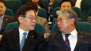 조응천 “이재명, 말로는 민생-행동은 ‘개딸’ 청원 들어주기”