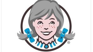 염색 안 한 ‘백발 앵커’ 해고…“나도 은빛 스타일” 加 챌린지 동참 물결