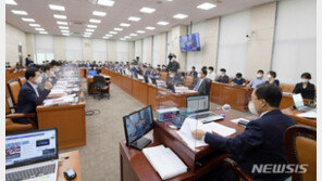 野 “대통령 장모 담당형사 취임 초청”…與 “청룡봉사상 수상자”