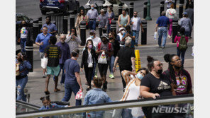 美평균수명 76세로 3년 줄어…코로나에 100년 만에 ‘뚝’