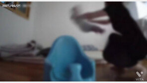 발로 차고 베개로 누르고…‘상습학대’ 친모·외조부 檢 송치