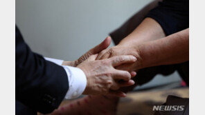독거노인 손 꼭 잡은 尹 “꼼꼼히 챙기겠다”…어르신 “눈물 날 거 같아”