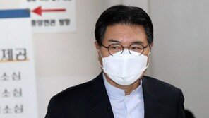 ‘뇌물·횡령’ 홍문종, 2심서 징역 4년6개월… 법정구속