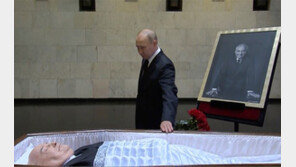 푸틴, 고르바초프 조문… “장례식엔 불참” 