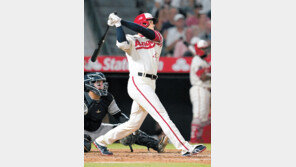 오타니 2년 연속 30홈런… MLB 첫 10승-30홈런