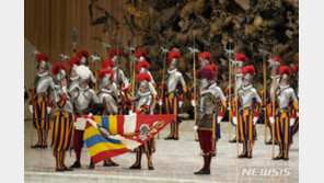 516년 동안 남성만 뽑아온 군대…이번엔 유리천장 깰까