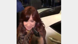 아르헨 부통령 이마에 들이댄 권총…불발돼 목숨 건져 (영상)