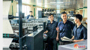 ‘일상 회복’ 북한… 주민들 일터·거리서 모두 ‘노마스크’