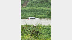 울산 잠수교 통과하던 SUV 차량 불어난 물에 떠내려가