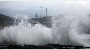 서귀포엔 이미 집채만한 파도…‘힌남노’ 직격 남부, 6일 오전 고비