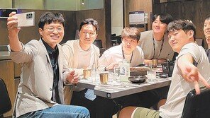 [단독]회장님의 소통 경영… MZ직원과 셀카 찍고 번개모임 