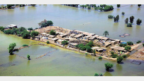 불어난 물에 둘러싸인 파키스탄 남서부 주택가