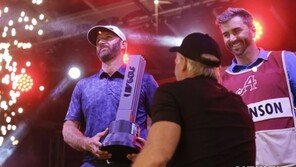 더스틴 존슨, LIV 골프 첫 우승…65억원 ‘잭팟’