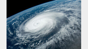 우주에서 본 초대형 태풍 ‘힌남노’…선명한 ‘태풍의 눈’