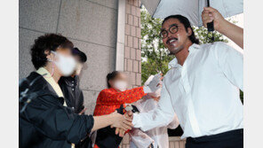 ‘문재인 전 대통령 비방·모욕’ 유튜버 안정권, 영장심사 출석