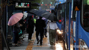 “회사는 정상출근인데, 유치원·학교는 휴교…애들은 누가 보라고”