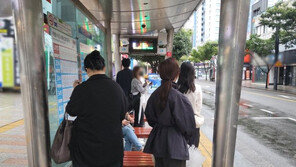 강한 바람에도 출근하는 ‘K직장인’…“어제부터 출근길 걱정”