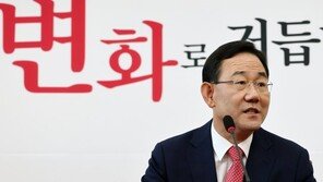 與 주호영 “비대위원장 안 맡겠다…새 술은 새 부대에”