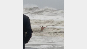 “수영하려고”… 해운대 위험천만 파도 속에 풍덩 (영상)