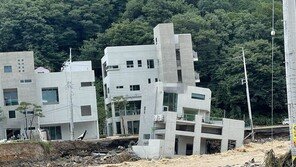 ‘힌남노’ 물폭탄에 떠내려간 포항 풀빌라…지반 내려앉아 ‘아찔’