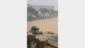 軍, 태풍 대응 총력…장갑차·보트 인명구조 투입·동원훈련 연기