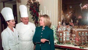 “선정적 사진 탓에” 힐러리, 바지만 고집한 사연은…