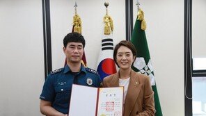 장갑 낀 손으로 흉기 든 범인 제압한 경찰, 국회의장 공로장 받아