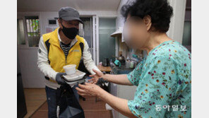 기초수급자들, 홀몸노인에 “도시락 왔어요”… 태풍 속 추석 온정