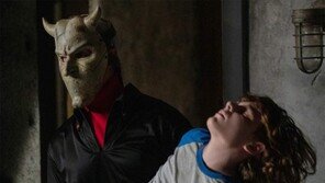 죽은 아이들이 전화로 “탈출해” 단서 주는데…