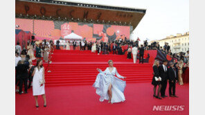 “모스크바는 우크라 전쟁터와는 완전히 다른 세상…축제에 흥청망청”