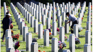 일상회복 이후 첫 민족대명절…성묘객·귀성객 엇갈린 희비