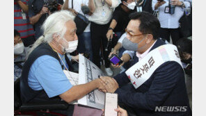 與 지도부, ‘이동권 시위’ 전장연 대표 손 잡고 대책 마련 약속
