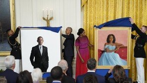 트럼프가 패싱했던 오바마 초상화, 5년 만에 백악관으로[청계천 옆 사진관]