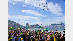 브라질 독립 200주년 기념 비행… 인파 북적이는 코파카바나 해변