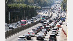 연휴 첫날 오전 귀성길 정체…서울→부산 ‘9시간 10분’