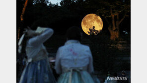 구름 사이로 한가위 보름달 보인다…큰 일교차 유의