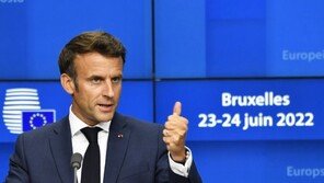 英 라이벌 프랑스도 조기 게양…마크롱 “20세기 거인과 나란히”