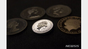 찰스3세 즉위해도 당장 화폐 교체 힘들 듯…英 동전 다시 ‘좌향좌’