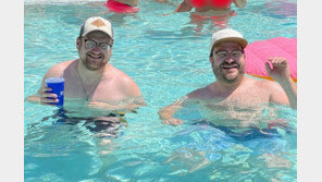 얼굴·몸매·안경까지…수영장서 마주친 도플갱어 남성 서로 ‘깜짝’