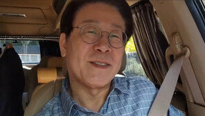 추석날 고향 찾은 이재명 “세상살이 팍팍…아무 생각 없이 쉬었으면”